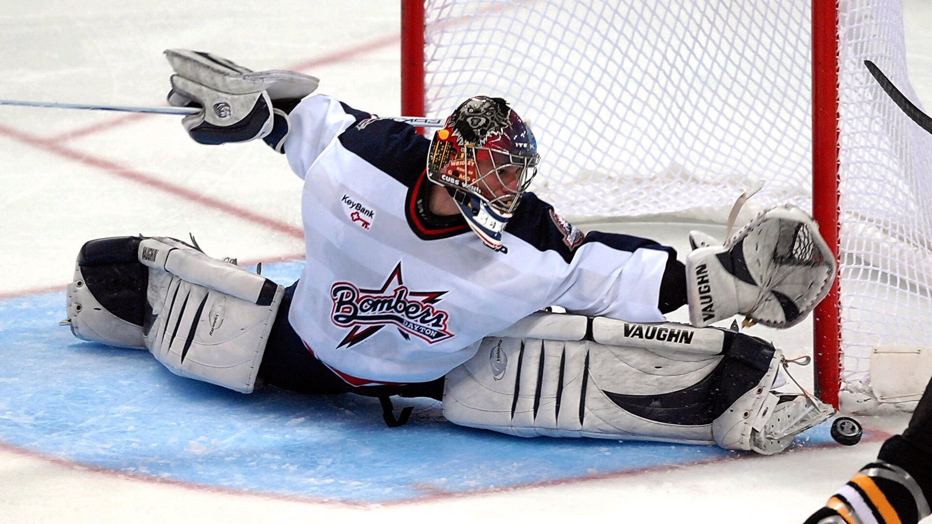 爱游戏娱乐-球场“铁血防线”：那些最难攻破的后防组合，铁血防守